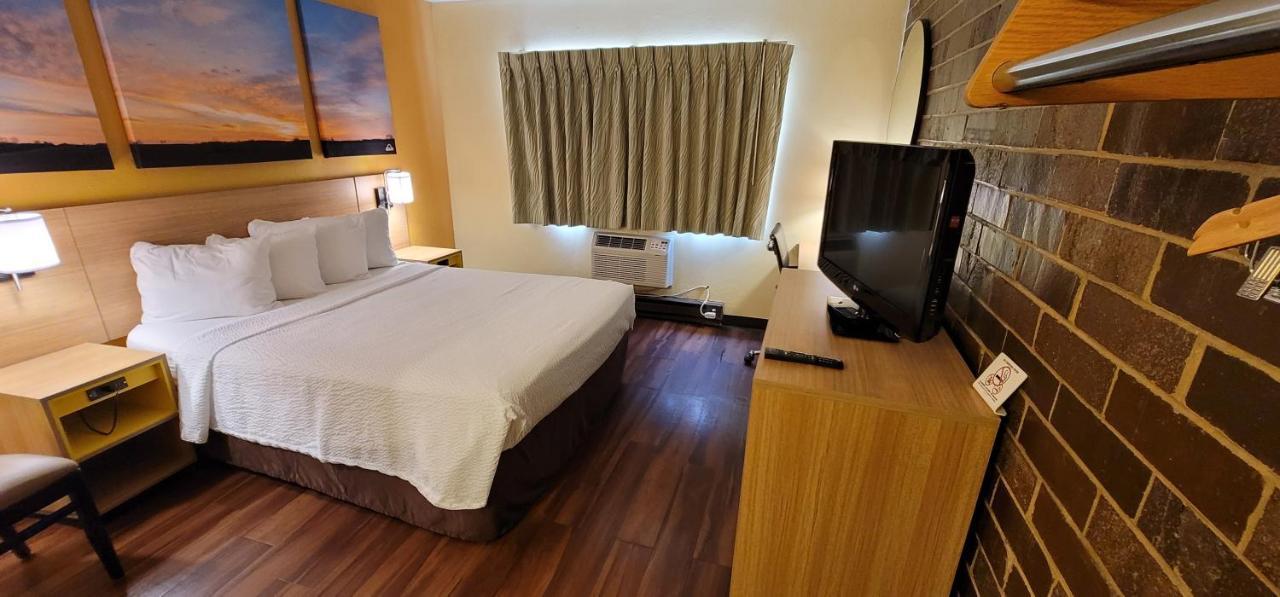Days Inn By Wyndham Rockford I-90 Casino District Bagian luar foto