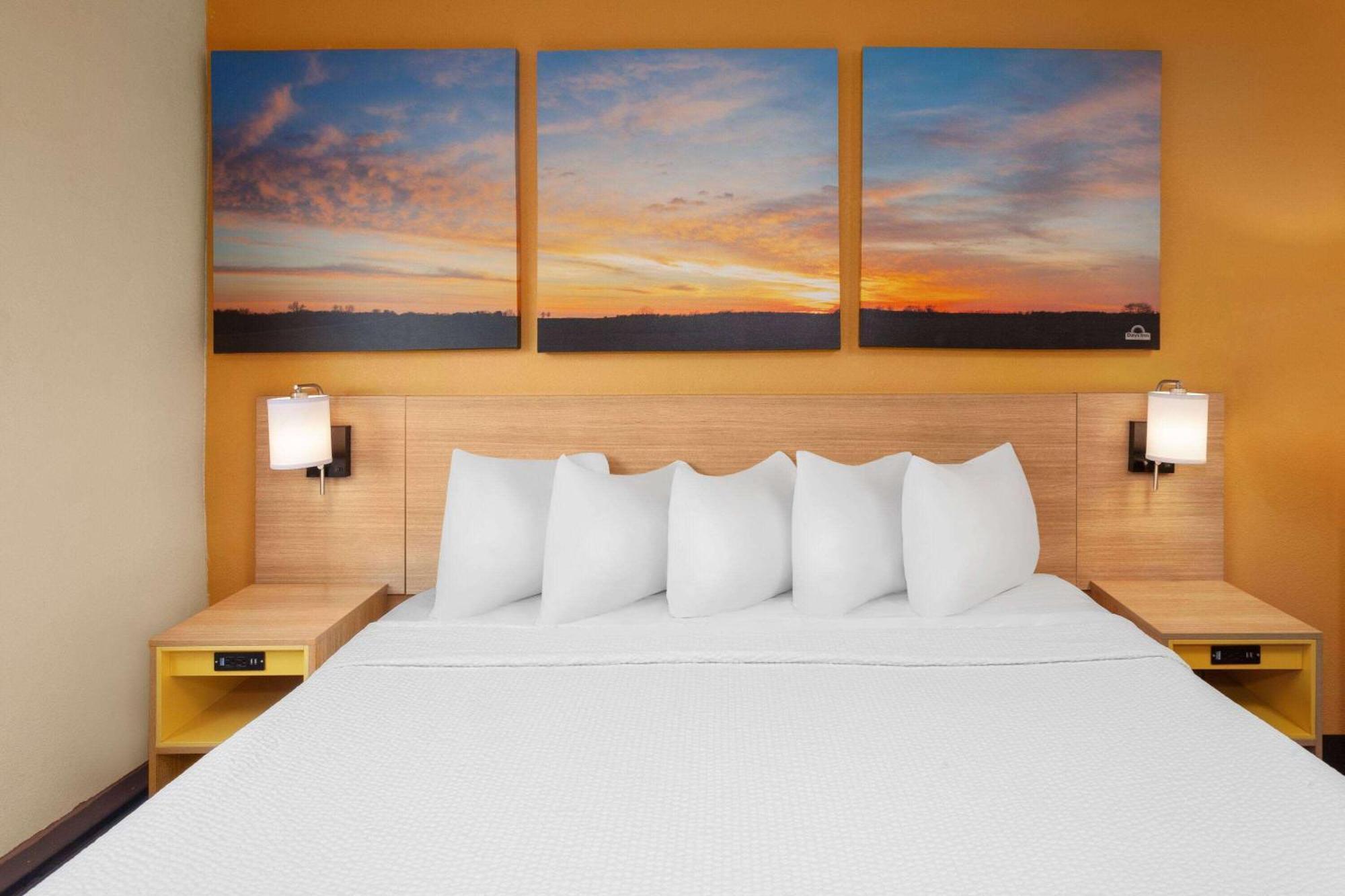 Days Inn By Wyndham Rockford I-90 Casino District Bagian luar foto