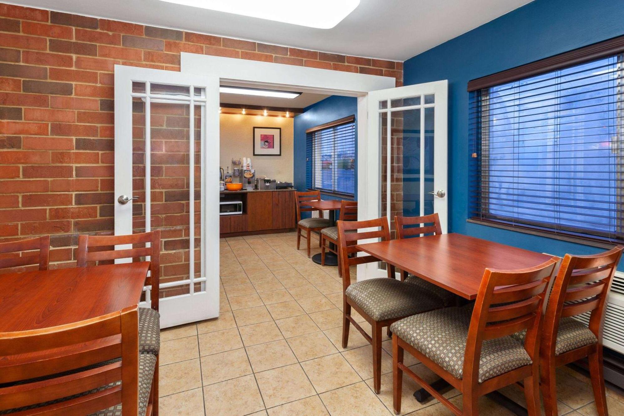 Days Inn By Wyndham Rockford I-90 Casino District Bagian luar foto